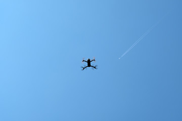 Eine kreisende Drohne mit blauem Himmel im Hintergrund