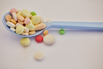Löffel mit Tabletten und Pillen