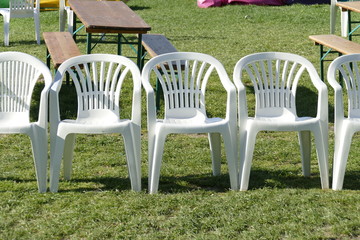 Weisse Plastikst&uuml;hle