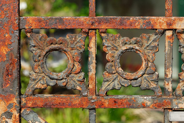 Alter verzierter Gartenzaun aus Gußeisen