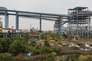 Obraz premium Industrial buildings in an abandoned factory