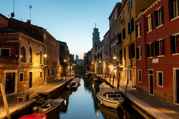 Beleuchteter Kanal in Venedig