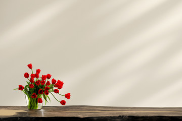 Blumen Strauß rote Tulpen auf Tisch als Dekoration