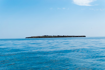 Obraz premium Sea view with an island in the distance.