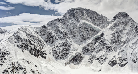Obraz premium Panoramic view of snowy mountains.