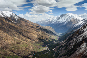 Fototapeta premium Panoramic view of snowy mountains.