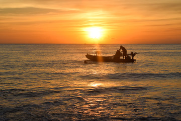 Barco de pesca no amanhecer de Maceio