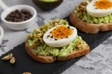 Toasts with avocado, pistachio and egg