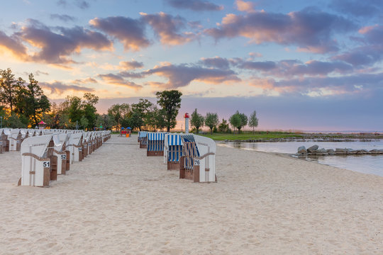 Strand Seebad Ueckerm&uuml;nde blaue Stunde Mecklenburg Vorpommern am abend Sonnenuntergang Strandk&ouml;rbe Leuchtturm Urlaub in Deutschland Leere Strandk&ouml;rbe Tourismus Reisebranche mood moody sky katalogfoto