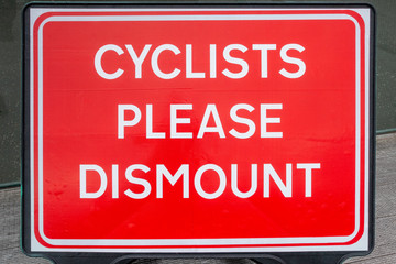 Fototapeta premium Cyclists please dismount sign