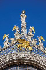 Obraz premium Statues and frontispiece made in marble and gold in Venice