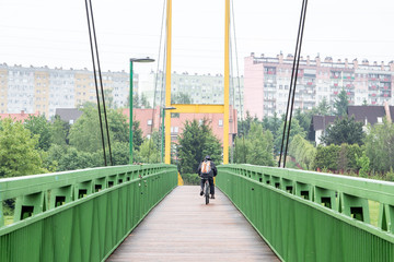 Rowerzysta jadący przez most w mieście