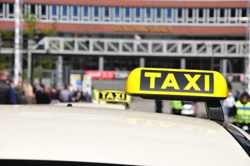 Hallo Taxi, zur Kenntlichmachung Taxidachschild auf der Limosine