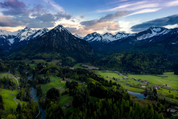 Fototapeta na wymiar Blick in die Allgäuer Alpen bei Oberstdorf zum Sonnenuntergang