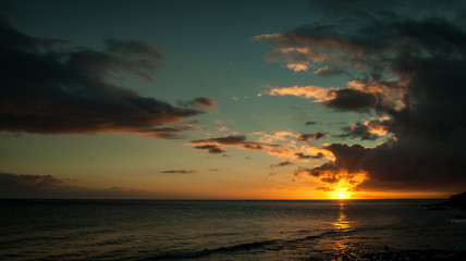 romantischer Sonnenuntergang an einem Strand auf den kanarischen Inseln