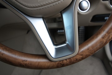 Vehicle steering wheel with wood inlay