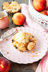 Kleiner Pfirsich Crumble mit Eis