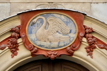 Darstellung eines Schwans als Fassadenschmuck an einem Gebäude in Prag
