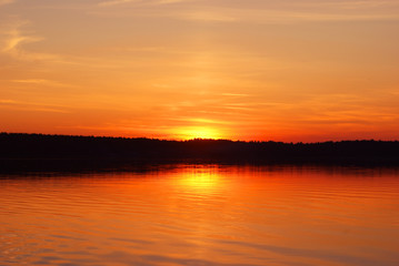 Obraz premium sunset over the lake. Summer evening