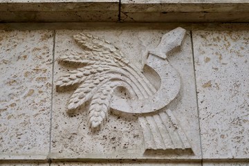 Darstellung von Sichel und Ähre an einer Hausfassade in Prag