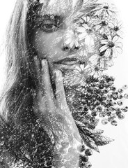 Panele Szklane  Malowanie. Podwójna ekspozycja portret pięknej młodej kobiety delikatnie dotykającej jej twarzy w połączeniu z ręcznie rysowanym obrazem z motywami kwiatowymi. czarny i biały