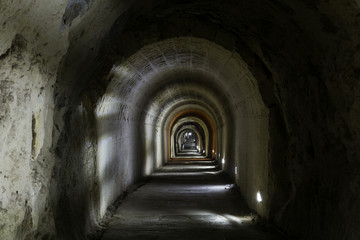 Obraz premium A dark, deserted underground tunnel