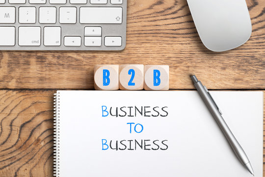Würfel mit Akronym B2B für "Business to Business" auf Holzuntergrund