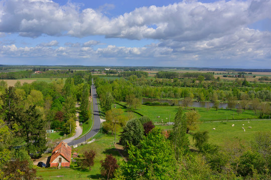 Paysage &agrave; Ch&acirc;tel-de-Neuvre (03500), d&eacute;partement de l'Allier en r&eacute;gion Auvergne-Rh&ocirc;ne-Alpes, France