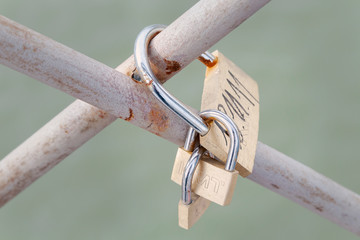 Candados colocados en un puente por parejas enamoradas