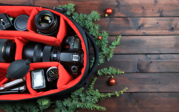 Accessori per fotocamera DSLR su sfondo di Natale
