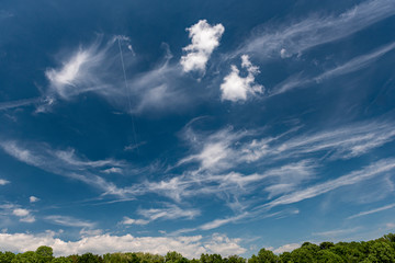 Obraz na płótnie Canvas Blauer Sommerhimmel mit verschiedenen Wolkenformationen
