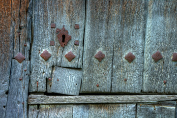 Cerradura y puerta antigua