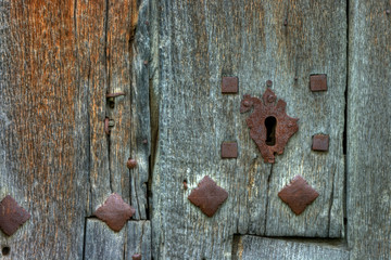 Cerradura y puerta antigua