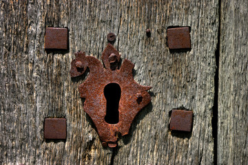 Cerradura y puerta antigua