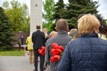 People lay flowers at the monument to fallen soldiers