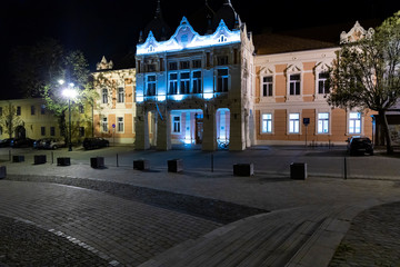 Naklejka premium wgląd nocy placu w Szekszard na Węgrzech
