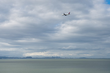 Fototapeta na wymiar San Francisco as seen from Coyote Point to the south with aircraft on approach