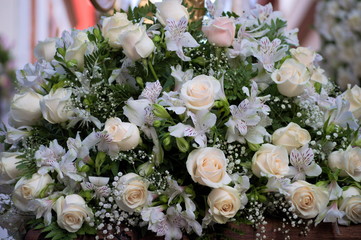 A bouquet of white roses	
