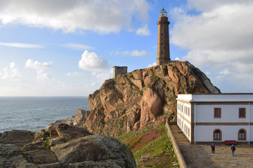 Paisaje marítimo del océano atlántico en un día soleado con el Faro de Cabo do Vilán, Galícia, España.