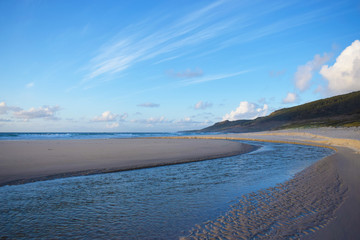 Paisaje de playa costa solitaria en el océano atlántico, Galícia, España.