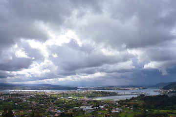 Fototapeta na wymiar Vistas panorámicas de la ciudad portuária de Ferrol (Galícia, España), con cielo nublado y tono grisáceo. 