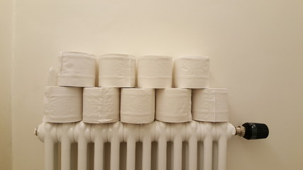 Klopapierrollen auf der Heizung gestapelt