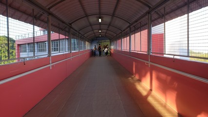 corredor universitário, parada, ônibus