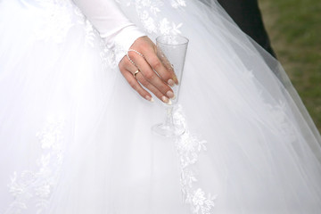 the bride hand holds an empty glass