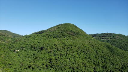 montanhas verdes, céu azul, paisagem, horizonte, serra