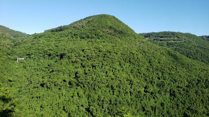 montanhas verdes, céu azul, paisagem, horizonte, serra