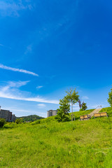 深い青と彩都周辺風景