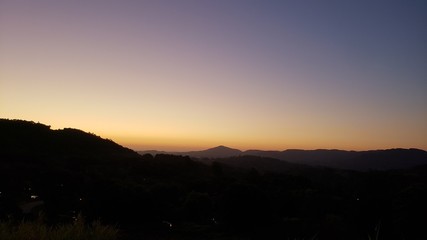 Fototapeta premium pôr do sol nas montanhas