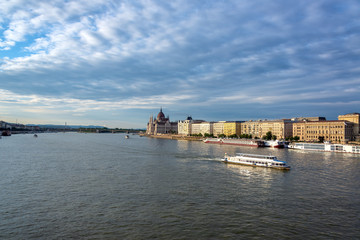 Obraz premium Danube River and Budapest Cityscape