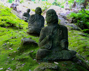 Fototapeta na wymiar numerous old buddha statues 